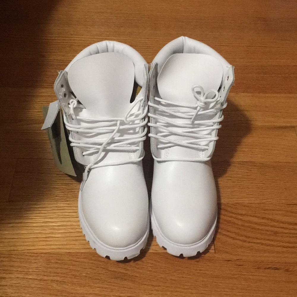 Women’s white leather timberland boots.